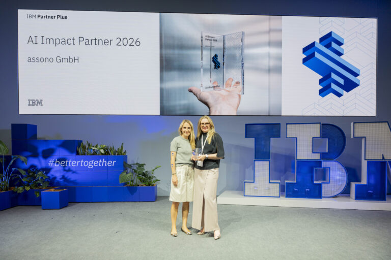Hauptgeschäftsführerin Lydia Bahn bei der Überreichung beim IBM Partner Ecosystem Summit (Foto: Frank Hoerner)