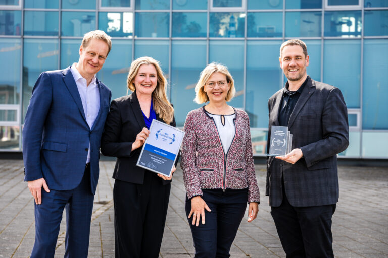 Großer Erfolg für assono: Uschi Bosch und Wolfang Hildesheim von IBM überreichten den Award an die Geschäftsführer Lydia Bahn und Thomas Bahn.