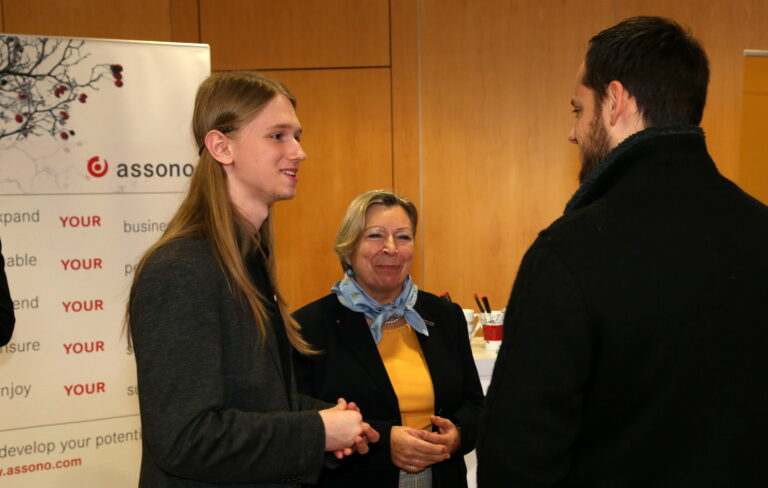 Am assono-Messestand beantworten Patrick Sabrowski (li.), Entwickler, und Gisela Linde, Assistenz der Geschäftsführung, Fragen zum Berufseinstieg.
