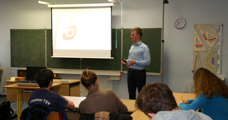 IT-Consultant Filip Meyer ist selbst über ein duales Studium bei assono eingestiegen und danach geblieben.