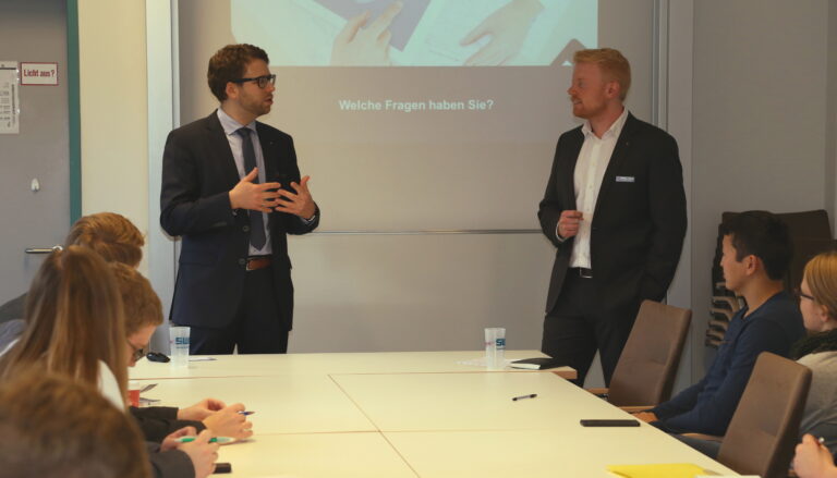 Raimo Klein (li.) und Matthias Admonat beantworten Fragen zu Berufschancen in der IT-Branche.