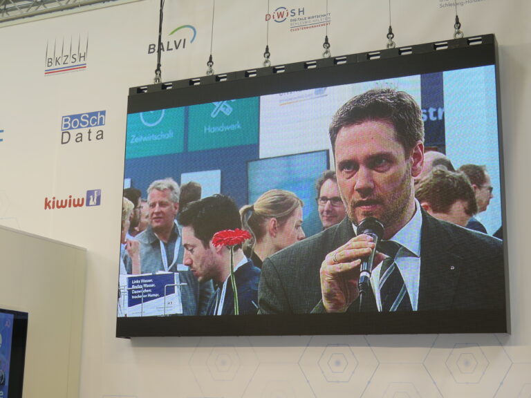 Thomas Bahn, Geschäftsführer der assono GmbH, erklärt auf der CeBIT, wie Unternehmen die Digitalisierung für sich nutzen können.
