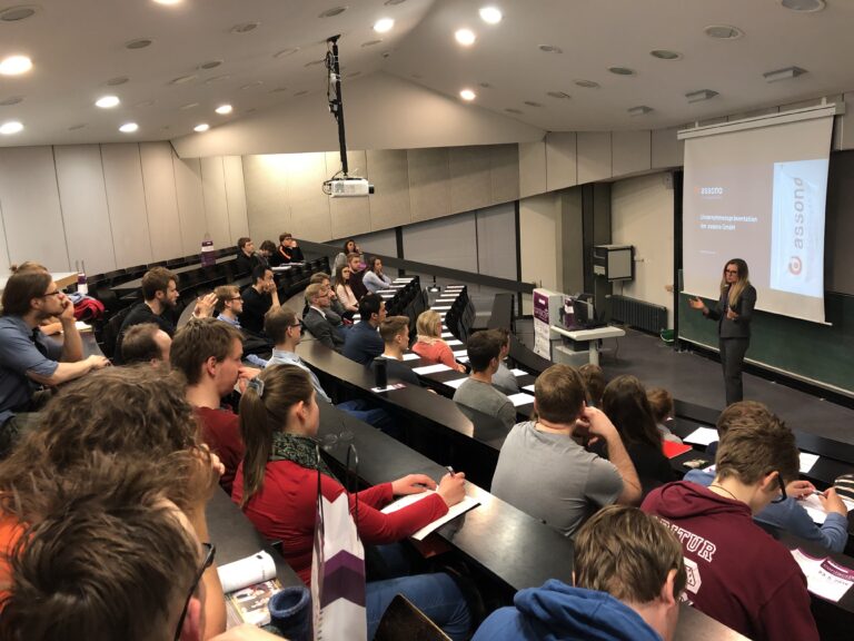 Lydia Bahn, Geschäftsführerin von assono, informierte die Studenten über ihre Karrieremöglichkeiten in der IT-Branche
