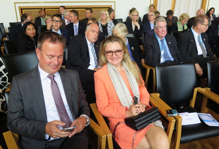 Etwa 70 Repräsentanten aus Wirtschaft, Politik und Wissenschaft waren anwesend. Auch Lydia Bahn, Geschäftsführerin der assono GmbH und Leiterin des Clusters Digitale Wirtschaft im Verein The Bay Areas, freut sich über die Zusammenarbeit der beiden Städte.