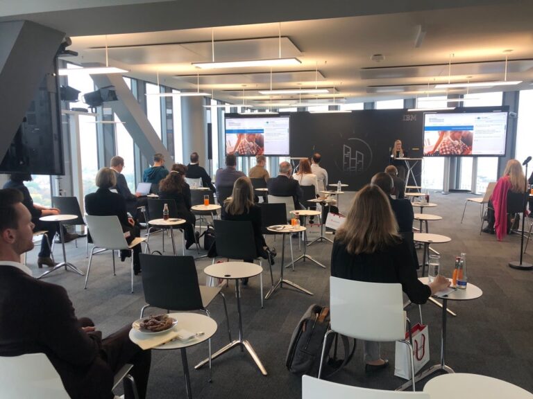 Isabelle Wieser, Conversational Designerin bei assono, betreut diverse Kundenprojekte im Bereich Chatbot und stellte beim KI-Forum verschiedene Kunden-Chatbots vor.