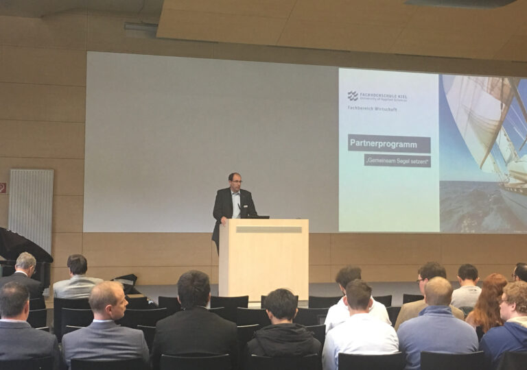 Prof. Dr. Frosch-Wilke (Dekan des Fachbereichs Wirtschaft der FH Kiel) stellt das Partnerprogramm "Gemeinsam Segel setzen" vor