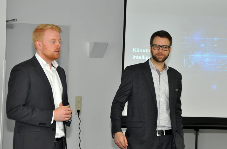 Matthias Adomat (li.) und Raimo Klein sprechen im Vortrag darüber, welchen Herausforderungen Unternehmen in Zeiten der Digitalisierung entgegen stehen...