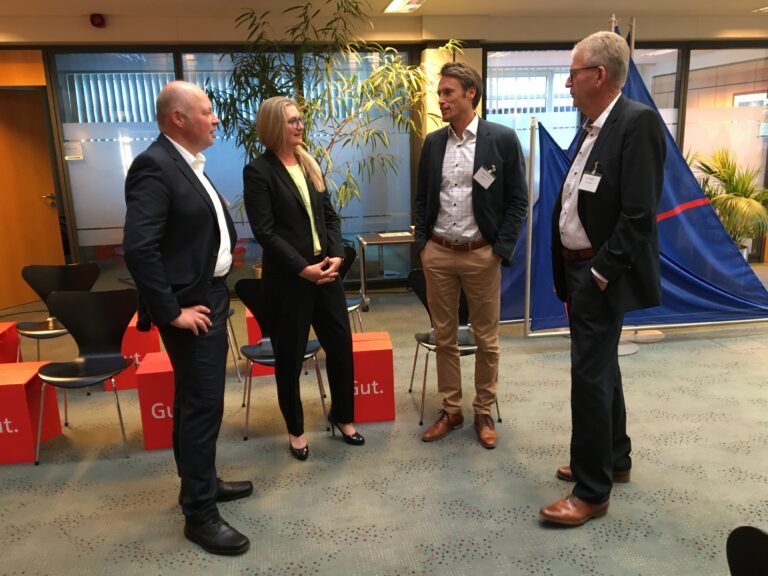 Lydia Bahn im Gespräch mit den Vorstandsmitgliedern Roland Mish, Matthias Oelerich und Karsten Kahlcke (v.l.n.r.) (Foto: UV Ostholstein-Plön)