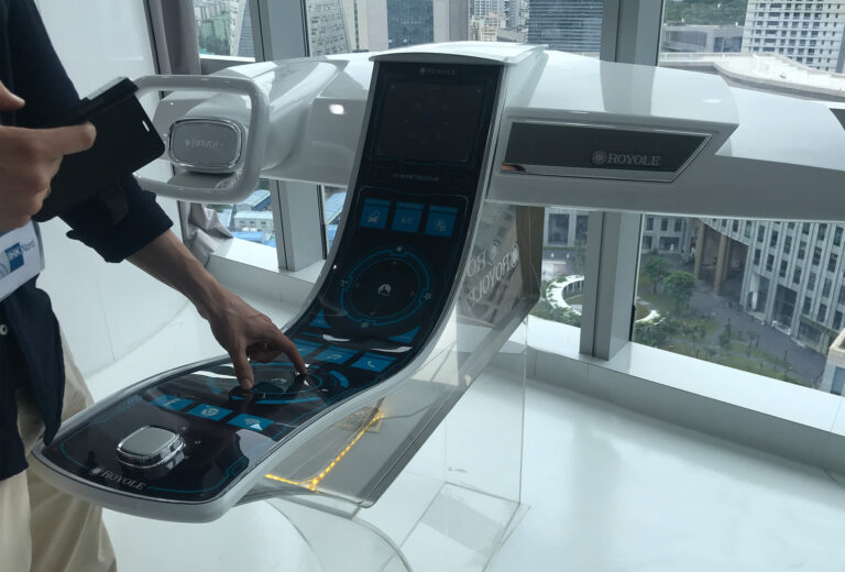 Digitales Cockpit eines zukünftigen Autos mit einem flexiblem Display der Firma Royole
