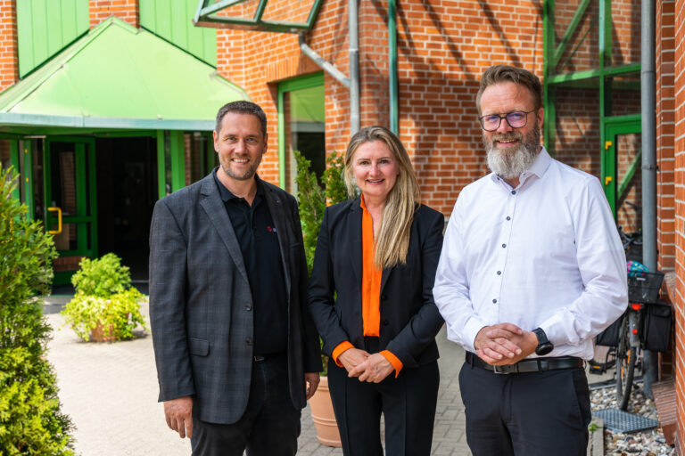 Beim Firmenbesuch tauschte sich Wirtschaftsminister Claus Ruhe Madsen (rechts) unter anderem mit den assono Geschäftsführern Lydia Bahn und Thomas Bahn über das Potential von Künstlicher Intelligenz in Schleswig-Holstein aus.