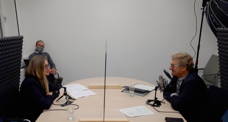 Lydia Bahn (Geschäftsführerin assono GmbH) und Wirtschaftsminister Bernd Buchholz in der ersten Folge des Podcast Echte Chancen – der Podcast mit Bernd Buchholz.﻿