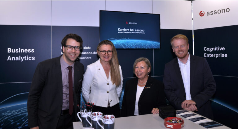 Raimo Klein, Lydia Bahn, Gisela Linde und Matthias Adomat (v.l.n.r.) am assono-Messestand