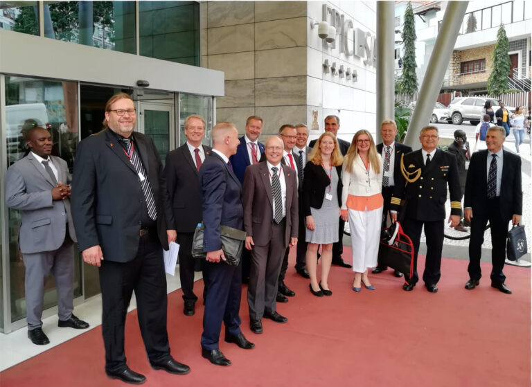 Unternehmer der Wirtschaftsdelegation und Lydia Bahn, Geschäftsführerin von assono
