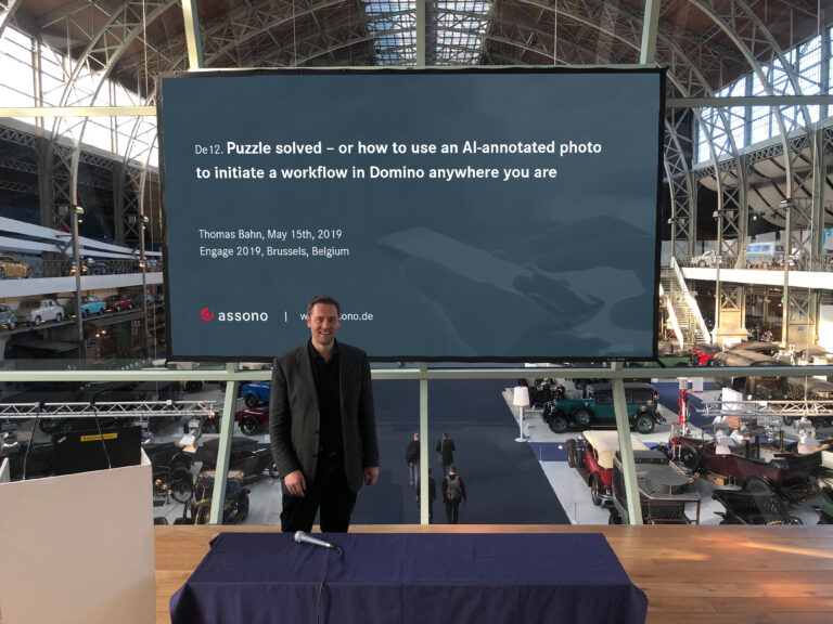 Thomas Bahn, Geschäftsführer von assono, bei seiner Präsentation in der AutoWorld in Brüssel