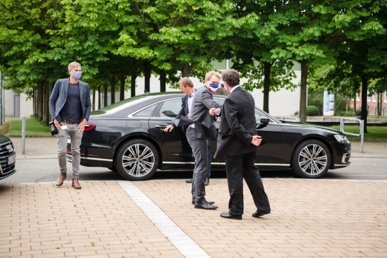 Ellbogen-Check statt Handshake: Begrüßung zwischen Ministerpräsident Daniel Günther und dem Hochschulpräsidenten Prof. Dr. Udo Beer. (Foto: Andreas Diekötter)