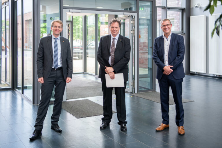 Wechsel an der Fachhochschule Kiel: Prof. Dr. Udo Beer (mitte) wird nach zwölf Jahren als Hochschulpräsident von Ministerpräsident Daniel Günther (links) verabschiedet. Prof. Dr. Björn Christensen (rechts) tritt seine Nachfolge an. (Foto: Andreas Diekötter)