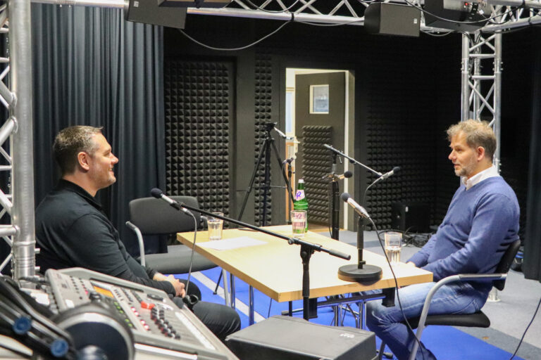 Thomas Bahn und Prof. Dr.-Ing. Gerhard Schmidt bei der Aufnahme der 37. Folge von „Chatbots und KI“.