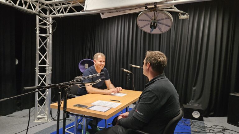 Prof. Dr.-Ing. Gerhard Schmidt und Thomas Bahn bei der Podcastaufnahme.