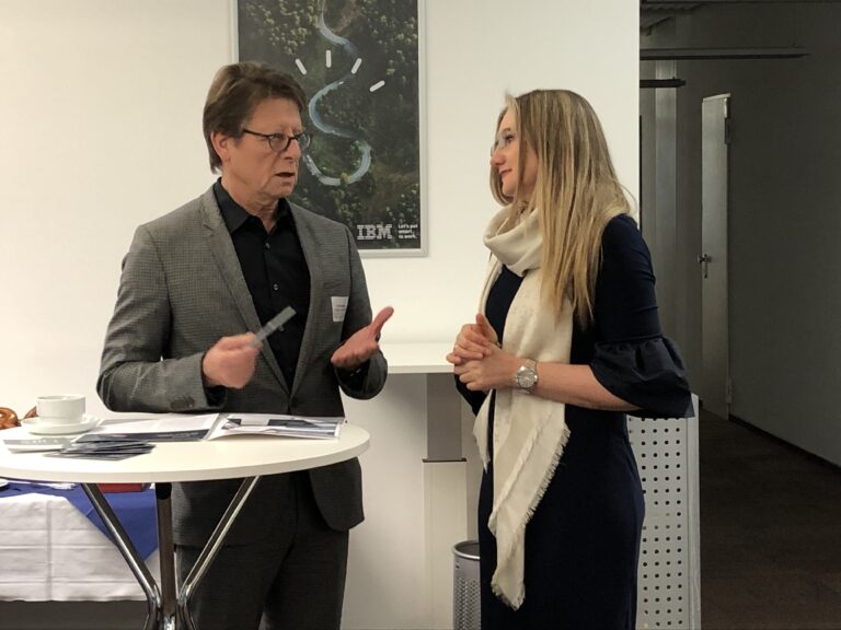 Lydia Bahn, Geschäftsführerin von assono, im Gespräch mit Kunden.