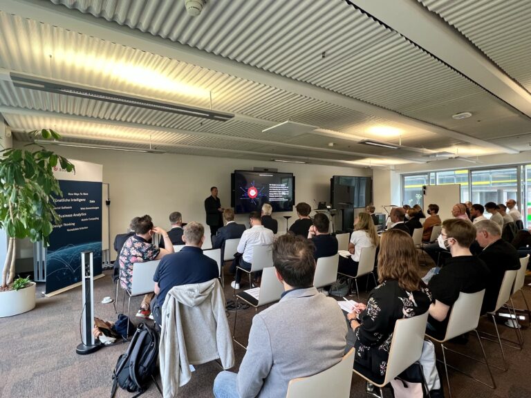 Großer Zuspruch bereits beim assono KI-Forum in Hamburg - dank exklusiver Teilnehmeranzahl blieb ausreichend Zeit für alle Teilnehmerfragen zum Thema KI-Chatbots.