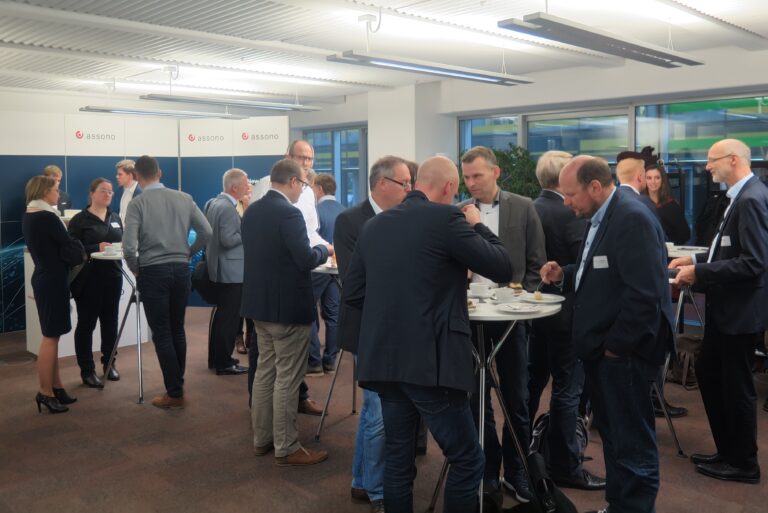 Rege Diskussion und Netzwerken beim KI-Forum in Hamburg.
