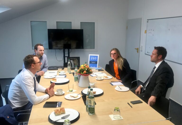 Zweieinhalb Stunden nahmen sich Staatssekretär Dirk Schrödter (vorne links) und DiWiSH Projektleiter Dr. Johannes Ripken (hinten links) für das Gespräch mit unserer Geschäftsführung (rechts) Zeit. Vor allem ging es um das Potential von Künstlicher Intelligenz in Schleswig-Holstein und um die Rolle von Informatik in der Schulbildung.