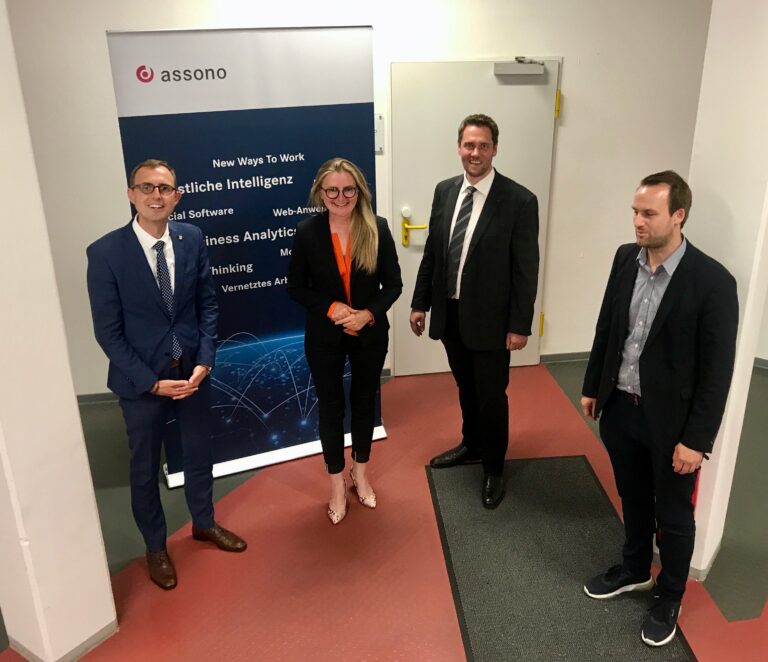 Staatssekretär Dirk Schrödter (links) zu Besuch in unseren Räumlichkeiten. Es folgte ein Rundgang, bei dem er unser Team kennen lernte.