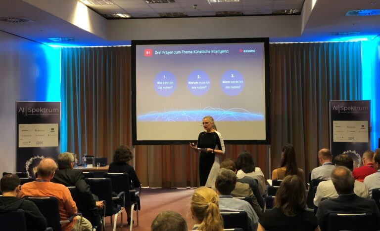 Lydia Bahn, Geschäftsführerin von assono, spricht über die Vorteile von Chatbots im Kundenservice.