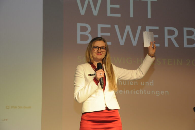 Lydia Bahn bei Ihrer Laudatio vor großem Publikum