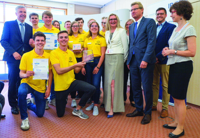 Preisverleihung an das JUNIOR-Unternehmen "Bee Save" - mit dabei in der Jury: Lydia Bahn (Gründerin von assono)