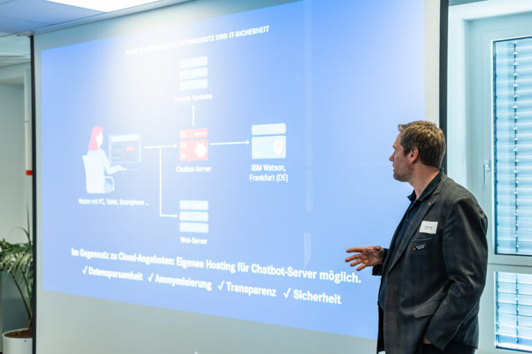 Thomas Bahn, Geschäftsführer von assono, stellte unter anderem noch einmal das Thema Datenschutz beim assono KI-Chatbot in den Fokus.
