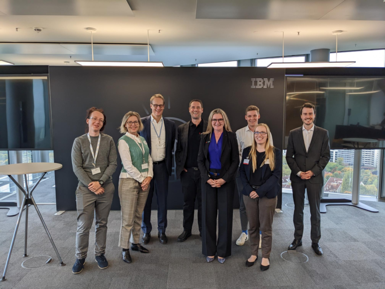 Von links nach rechts: Dr. Alex Speil (IBM), Uschi Bosch (IBM), Dr. Wolfgang Hildesheim (IBM), Thomas Bahn (assono), Lydia Bahn (assono), Oliver Meier (IBM), Isabelle Wieser (assono) und Christian Metz (IBM).