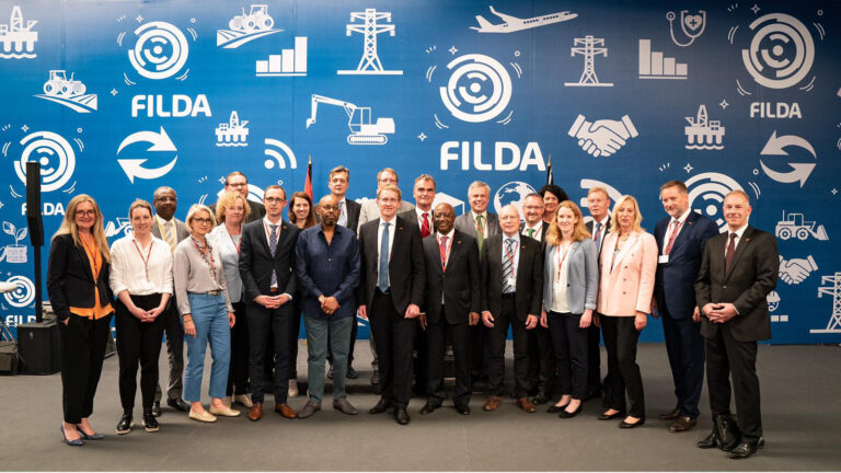Bundesratspräsident Daniel Günther mit der Wirtschaftsdelegation bei der FILDA ("Feira Internacional de Luanda“, internationale Messe in Angola)