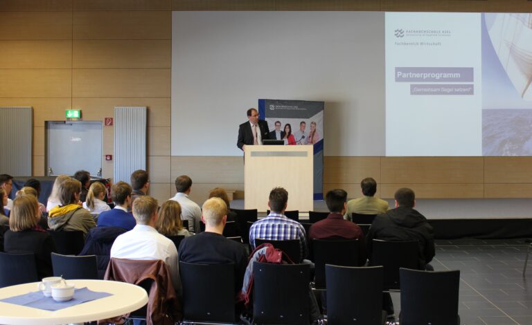 Prof. Dr. Frosch-Wilke (Dekan des Fachbereichs Wirtschaft der FH Kiel) stellt das Partnerprogramm "Gemeinsam Segel setzen" vor