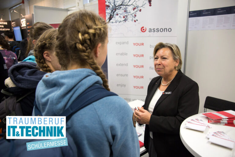 Am assono-Messestand steht Gisela Linde, Assistenz der Geschäfstführung, Rede und Antwort.