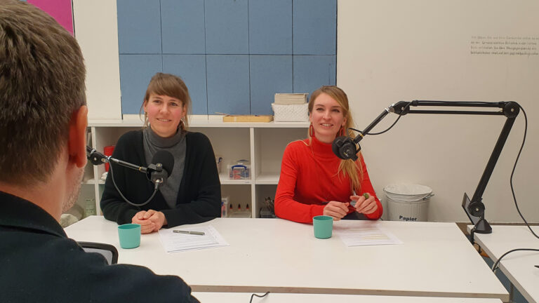 Melanie Fahden, Anja Gebauer und Thomas Bahn bei der Aufnahme von Chatbots und KI.
