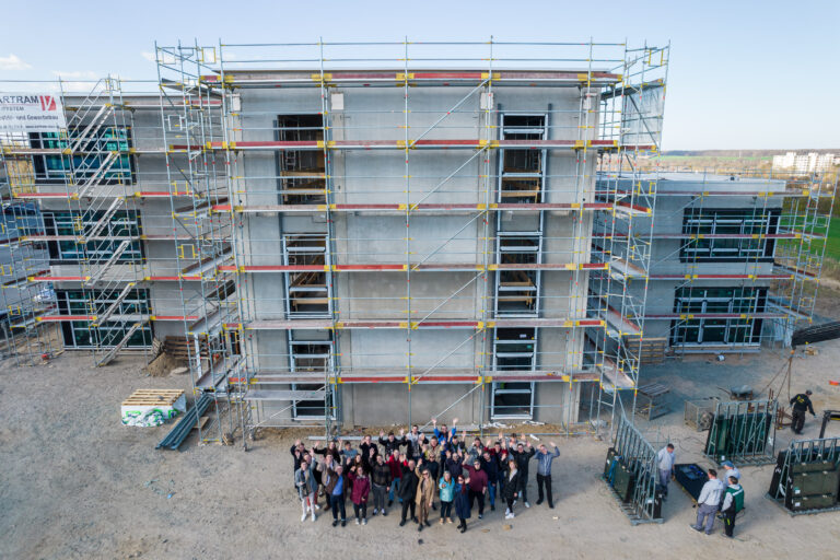 Der Bau des neuen assono Firmengebäudes nimmt immer weiter Form an.