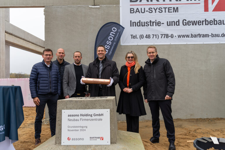 Thomas Haß (Schwentinentals Bürgermeister), Christian Bajorat (Architekt, Bartram Bau), Paul Bartram (Geschäftsführer Bartram Bau), Thomas Bahn, Lydia Bahn (assono Geschäftsführer) und Daniel Günther (Ministerpräsident) bei der Befüllung der Zeitkapsel (v.l.n.r)