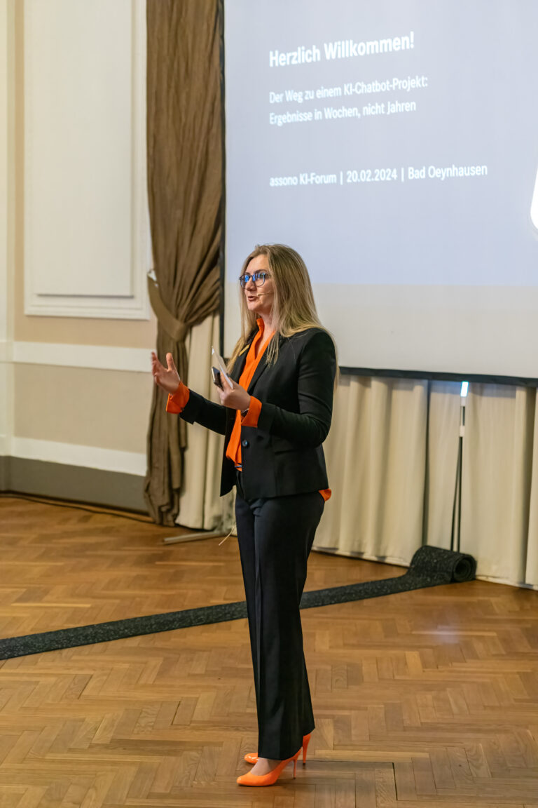 Lydia Bahn sprach einleitend zur Veranstaltung über die steigende Relevanz von KI und Chatbots.