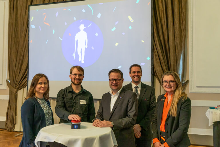 Live auf dem assono KI-Forum wurde eine neue Chatbot-Funktion der Stadtverwaltung Bad Oeynhausen freigeschaltet (Julia Kleinert, Patrick Höwener, Lars Bökenkröger, Thomas Bahn, Lydia Bahn v.v.l.)
