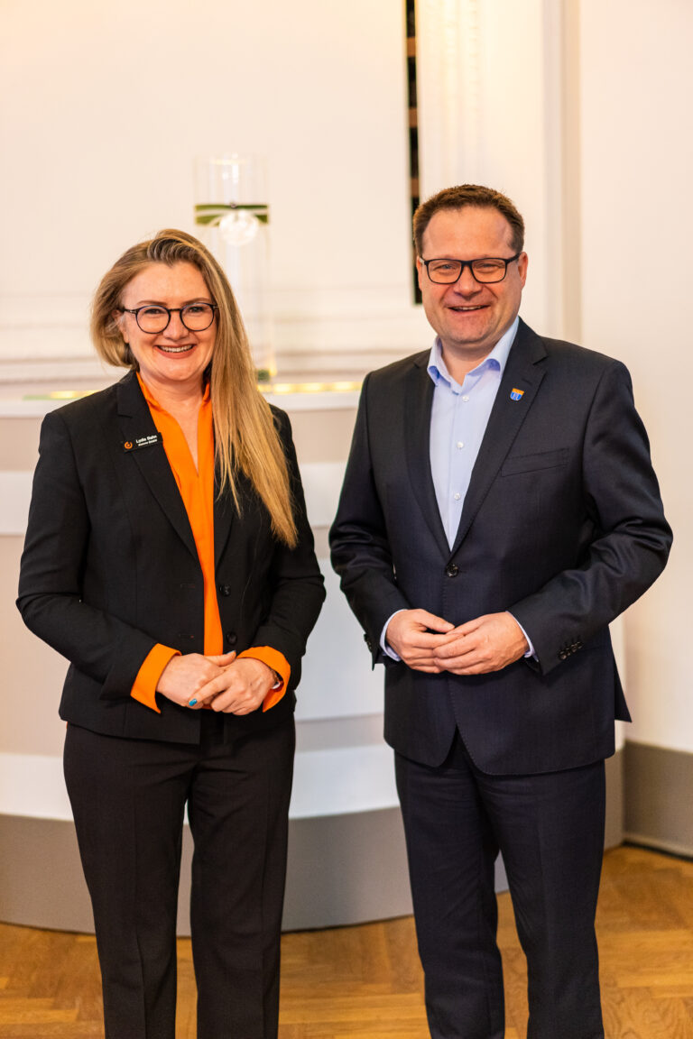 Hauptgeschäftsführerin Lydia Bahn und Bad Oeynhausens Bürgermeister Lars Bökenkröger eröffneten das achte assono KI-Forum.