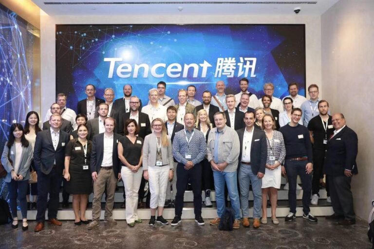 Lydia Bahn und weitere Unternehmer beim Besuch von Tencent (Foto von der IHK Nord)