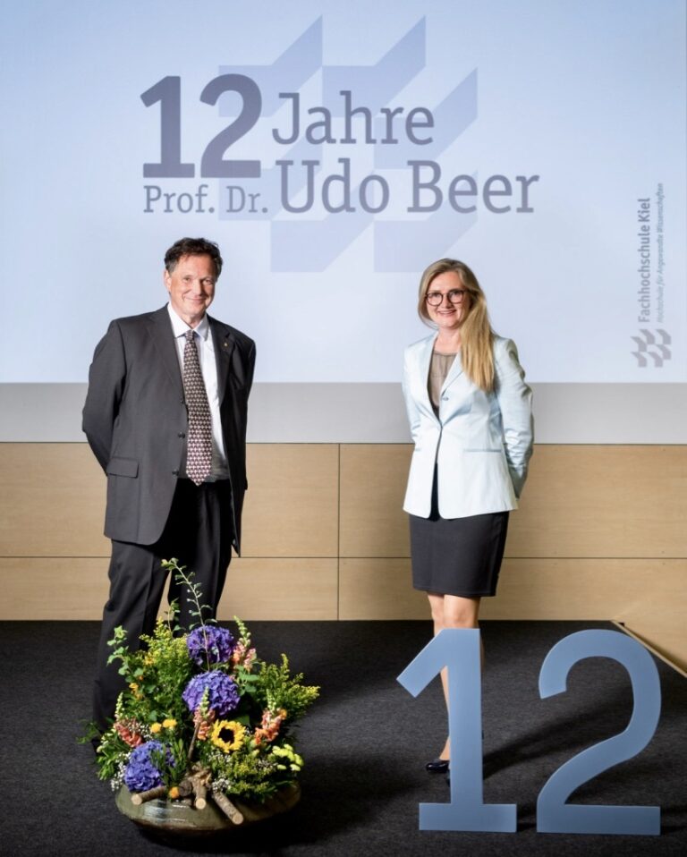Lydia Bahn verabschiedet den Hochschulpräsidenten Prof. Dr. Udo Beer und tritt Ihren Sitz im Hochschulrat an. (Foto: Andreas Diekötter)