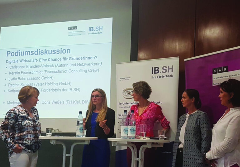 Lydia Bahn (Geschäftsführerin und Gründerin von assono) bei der Podiumsdiskussion an der Uni Kiel  zum Thema "Digitale Wirtschaft - Eine Chance für Gründerinnen?"