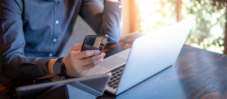 Laptop und Smartphone